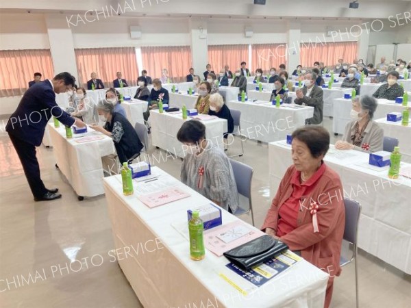 長寿の祝い金が贈呈される参加者ら