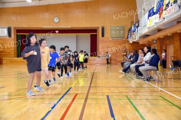 ＪＩＣＡ研修員９人の前でダンスを披露する陸別小の児童