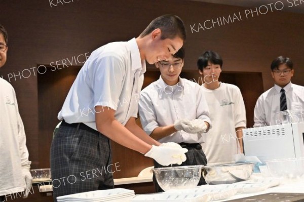 モッツァレラ作りに挑戦する生徒たち