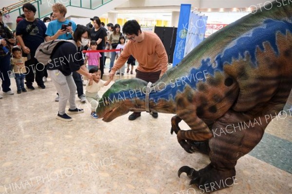 リアルな恐竜に驚く子どもたち