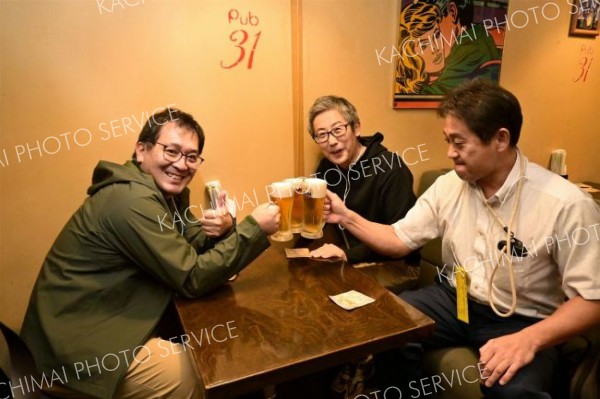 ビールで乾杯し「はしご酒ラリー」を疾走する参加者