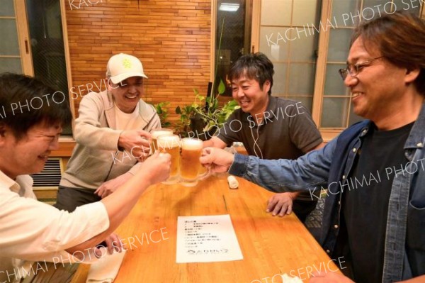 ビールで乾杯し「はしご酒ラリー」を疾走する参加者
