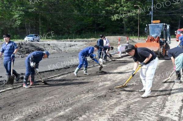 豊頃も市街地の一部浸水　町職員が道路かき出し