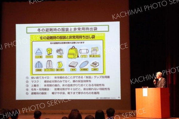 耳を傾ける村民