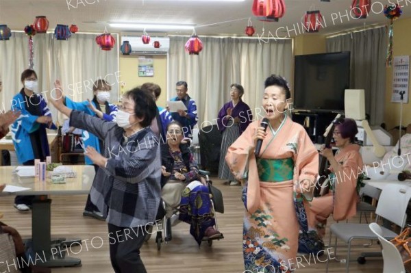 利用者も一緒に「音更音頭」　音更「らんらん」で川嶋民謡教室交流会
