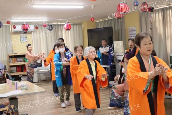 「音更音頭」を踊る川嶋民謡教室のメンバーと利用者ら