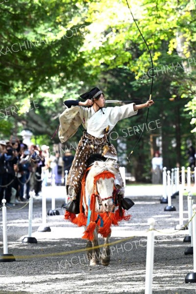 馬上から狙いを定め矢を放つ射手（２３日午前１１時半ごろ、須貝拓也撮影）