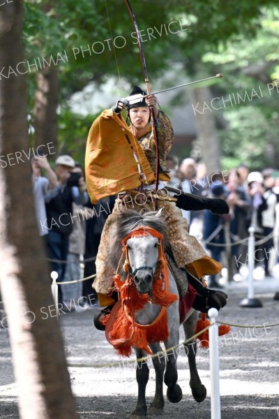 馬上から狙いを定め矢を放つ射手（２３日午前１１時半ごろ、須貝拓也撮影）