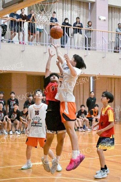高校生相手にリバウンドを競り合う中学生選手（赤色ウエア）