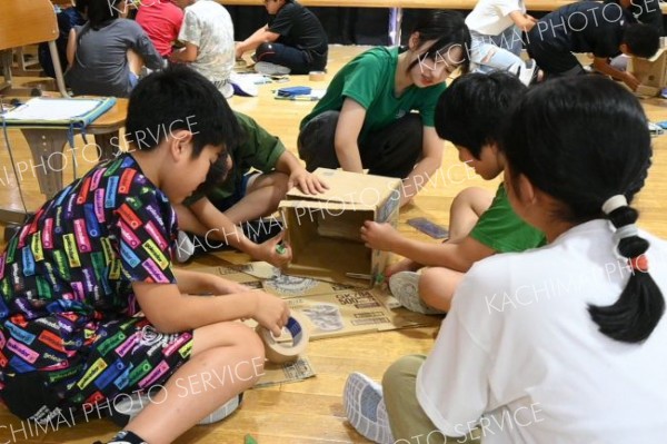 リカジョが伝える科学の魅力　函館高専の「実験隊」　大樹中・大樹小で出前授業