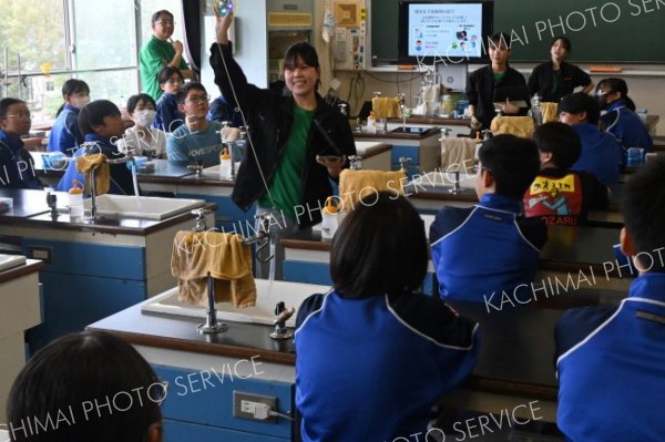 函館高専「理系女子実験隊」が講師を務めた出前授業