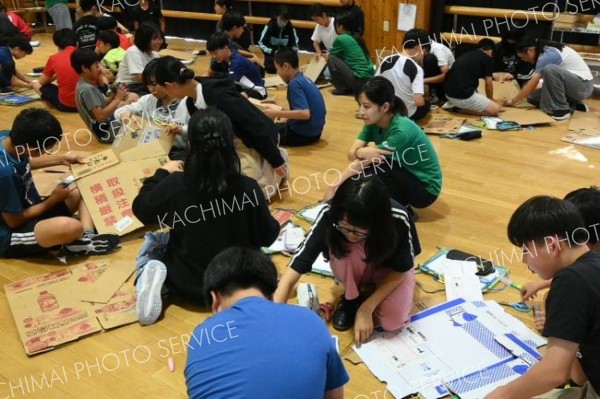 函館高専「理系女子実験隊」のアドバイスに耳を傾ける大樹小の児童たち