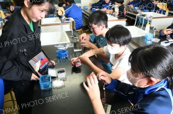 函館高専「理系女子実験隊」のアドバイスに耳を傾ける大樹中の生徒たち
