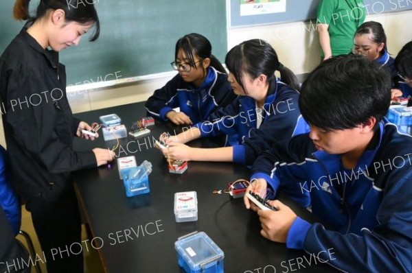 函館高専「理系女子実験隊」のアドバイスに耳を傾ける大樹中の生徒たち