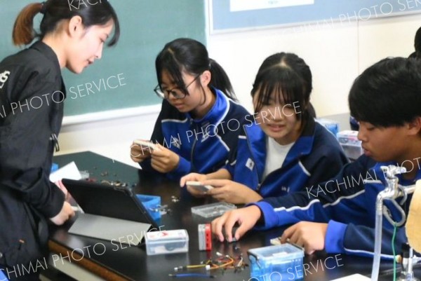 函館高専「理系女子実験隊」のアドバイスに耳を傾ける大樹中の生徒たち