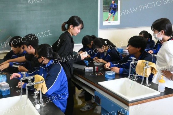 函館高専「理系女子実験隊」のアドバイスに耳を傾ける大樹中の生徒たち