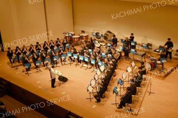 初の単独公演で演奏を披露する「おとふけブラス」のメンバーら