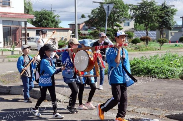 利別市街地を練り歩いた子ども神輿