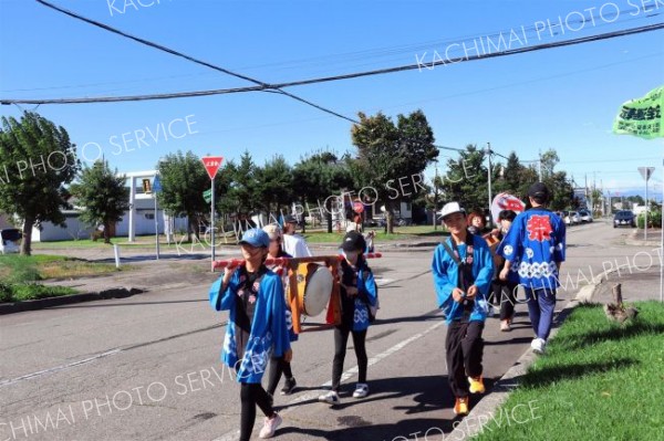 利別市街地を練り歩いた子ども神輿