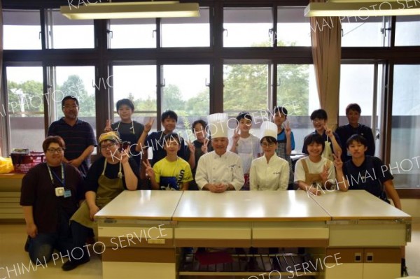 調理実習を終え、加藤シェフらと集合写真に収まる生徒たち