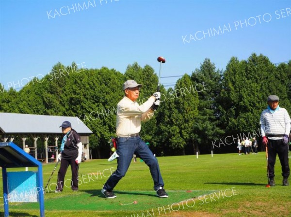 １２老人クラブの３７人、元気にプレー　秋季幕老連会長杯ＰＧ大会　幕別