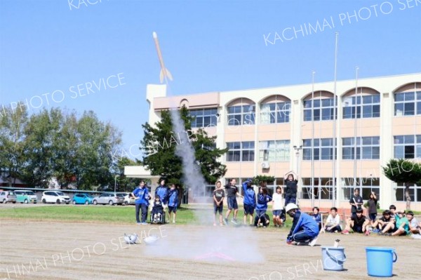 大樹中学生がモデルロケット作り、打ち上げにも挑戦