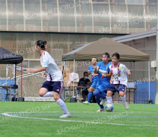 熱戦を繰り広げる選手たち（十勝ＦＳリトルガールズＵ―１５―ＦＣ網走ｍｅｎｉｎａ・根室ｒａｖｅｎａ・ロッカフォルテとかち合同）
