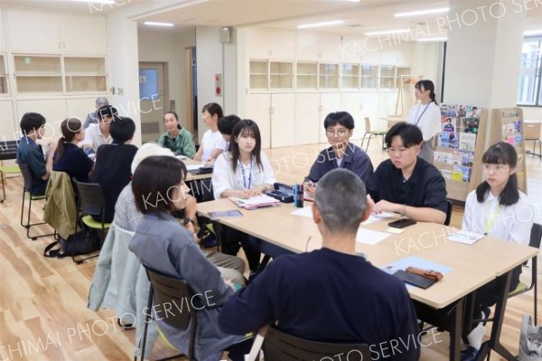 なかさつサポーターズのメンバーと意見交換する北海学園大学の学生