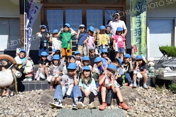 収穫に参加しためむろてつなん保育所の園児たち