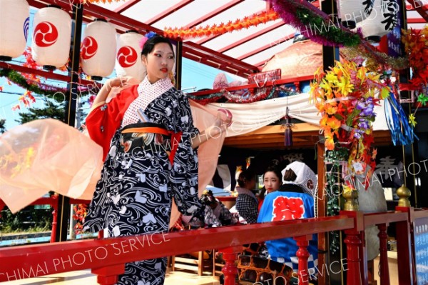 祭りばやしを響かせながら山車の上で舞う踊り子（２４日午前１０時半ごろ、須貝拓也撮影）
