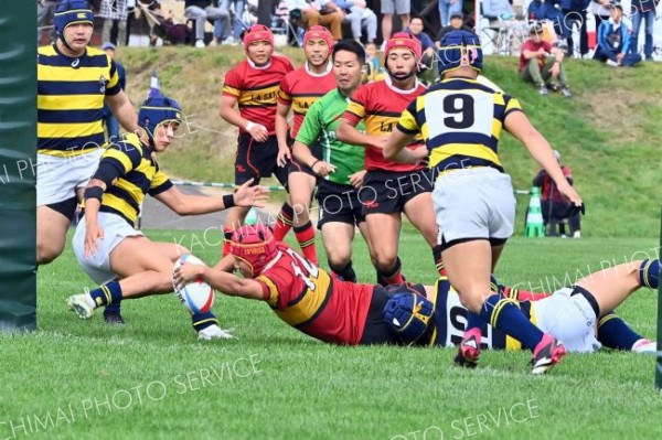 【南大会準決勝・函館ラ・サール―立命館慶祥】前半４分、函館ラ・サールの高氏瑛太（手前中央）がゴール中央に飛び込み、先制トライを挙げる