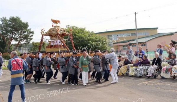光寿苑で神輿渡御　池田神社本祭