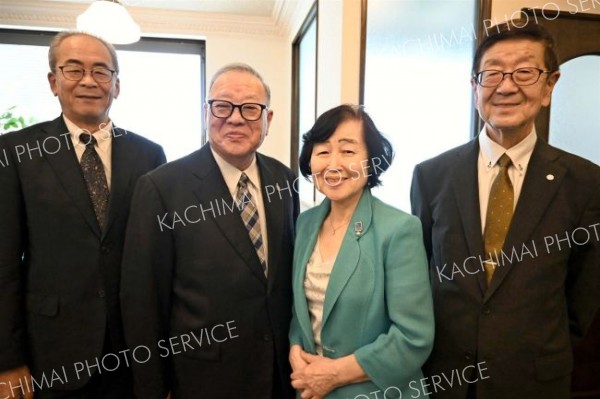 １０月開始の赤い羽根募金などＰＲ　帯広市共同募金委員会の奥原会長ら