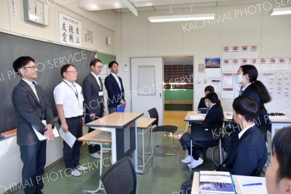 １０月の模擬議会に向けて提案内容などを町職員４人と考えた