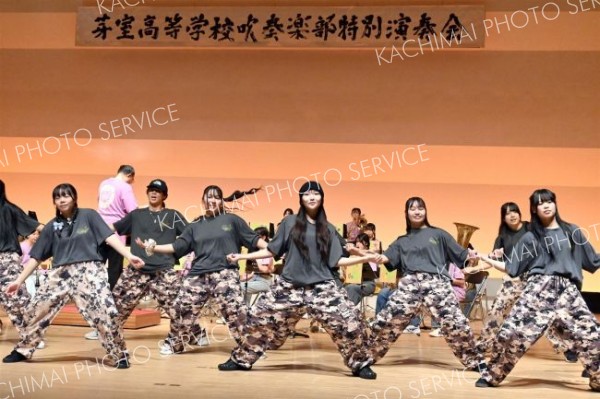 吹奏楽部と共演するダンス部の生徒