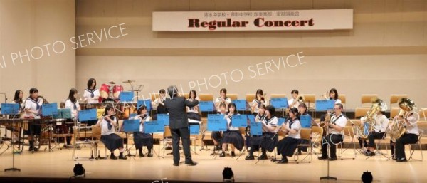 演奏する吹奏楽部の部員ら