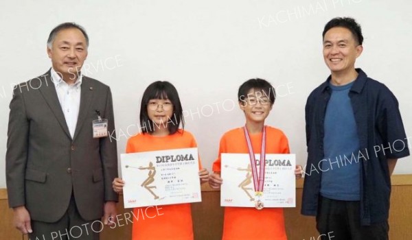 道大会の結果を報告した豊頃陸上少年団の中野さん（右から２人目）と酒井さん（同３人目）。