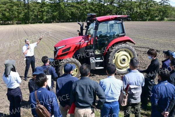 道内のＪＡや市町村の職員約２０人がロボットトラクターによる自動運転を見学した