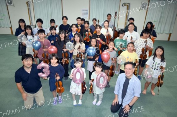 ３００回目の練習に取り組んだ伊福部ジュニアオーケストラのメンバー