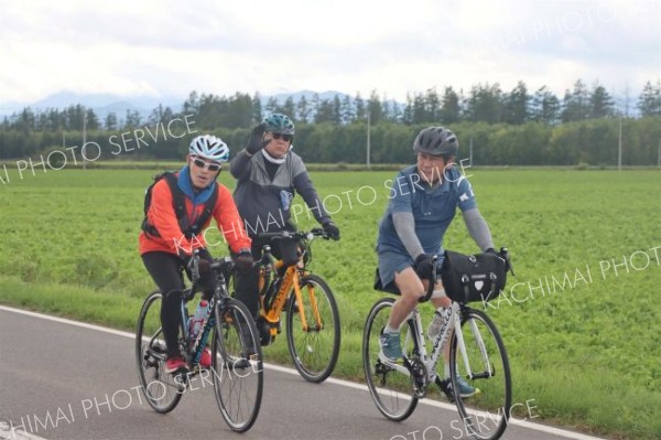 中札内の風景を楽しみながら自転車を走らせる参加者