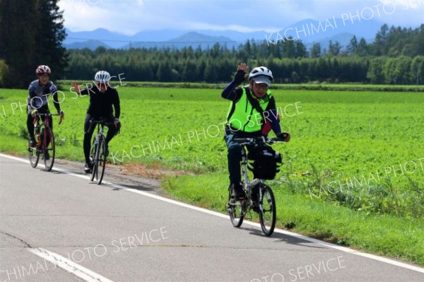 中札内の風景を楽しみながら自転車を走らせる参加者
