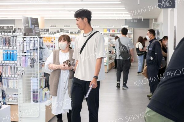 文具売り場も来店客でにぎわった（助川かおる通信員撮影）
