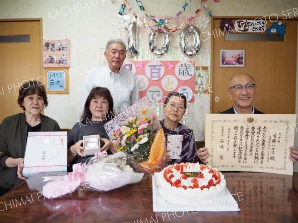１００歳で町長が記念品贈呈　幕別