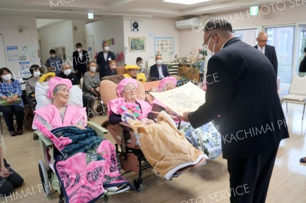 職員手作りの頭巾で百寿と米寿祝う　池田の光寿苑