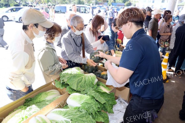 旬の味覚を求める来場者でにぎわった（午前１０時ごろ、長尾悦郎通信員撮影）