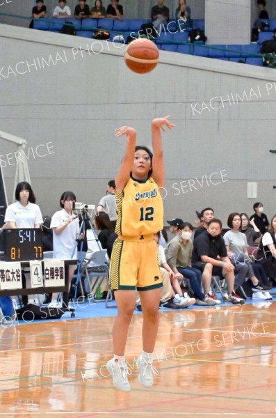 ３点シュートを決める白樺学園女子