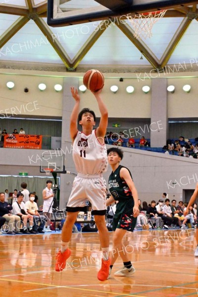 シュートを放つ帯大谷男子