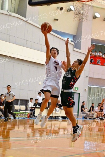 シュートをねじ込む帯大谷男子