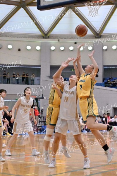 リバウンドを競り合う女子の帯大谷と白樺学園の選手たち