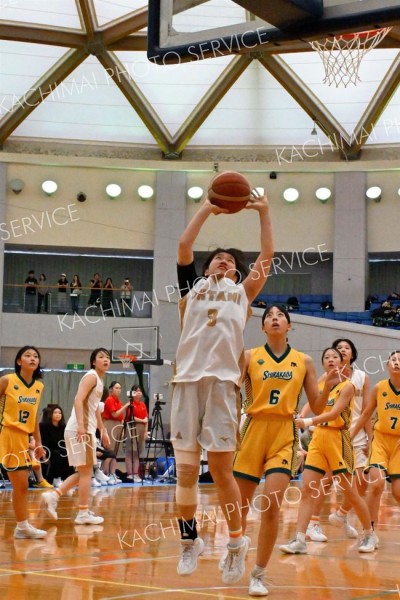 シュートを放つ帯大谷女子